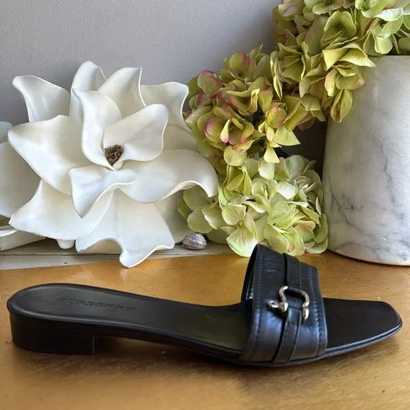 NWOT! Burberry Slide Sandals in Black Leather - Picture 3 of 14